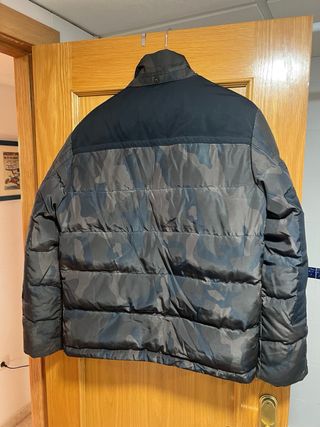 Abrigo CK acolchado camuflaje negro y gris