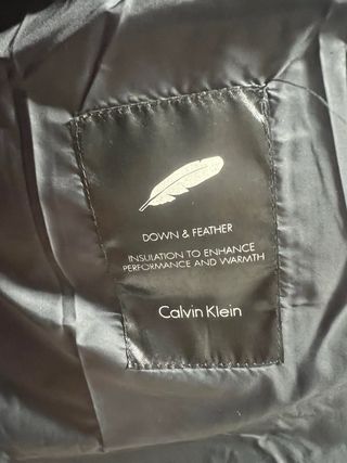 Abrigo CK acolchado camuflaje negro y gris