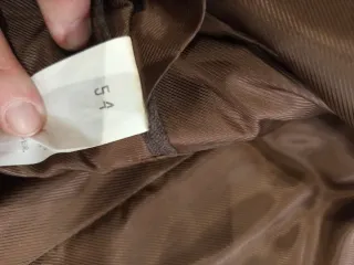 Traje marrón de dos piezas