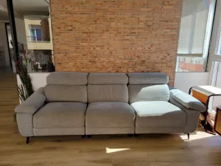 Sofá gris de 3 plazas