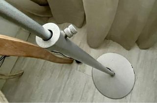 Lámpara de pie beige y plateada