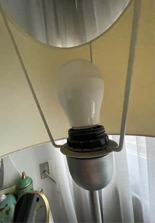 Lámpara de pie beige y plateada