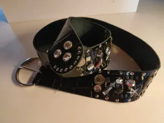 Cinturone pelle nero lucido con borchie