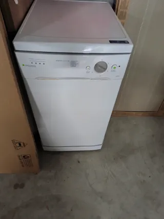 Lavavajillas y microondas blanco