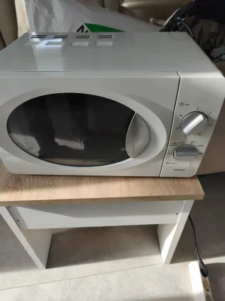 Lavavajillas y microondas blanco