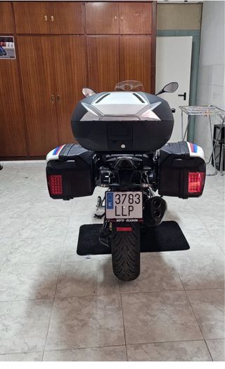 BMW R1250R casi nueva