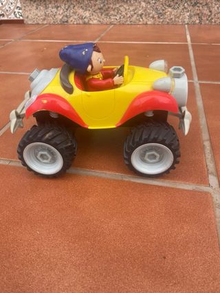 Coche de juguete amarillo y rojo