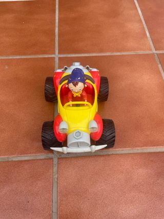 Coche de juguete amarillo y rojo