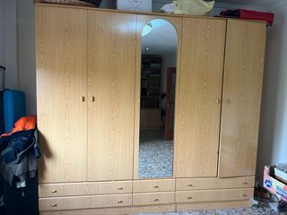 Armario de madera con espejo