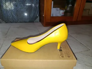 Zapatos de tacón amarillos nuevos