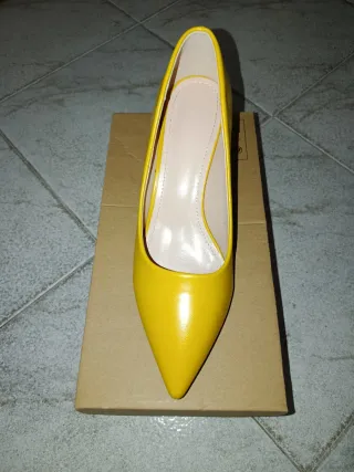 Zapatos de tacón amarillos nuevos