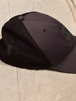 Gorra Under Armour bicolor negra y gris