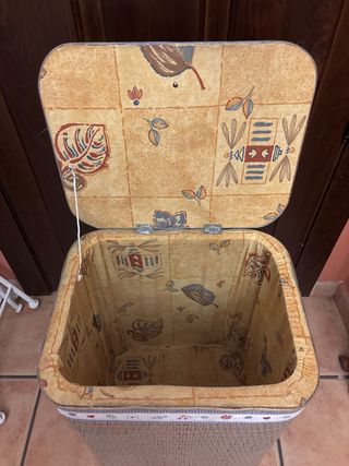 Cesto ropa mimbre y madera con tapa