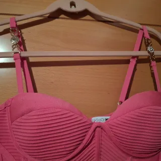 Vestido rosa tirantes ajustable con joya