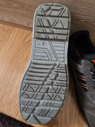 Zapatos de seguridad marrones y negros usados muy