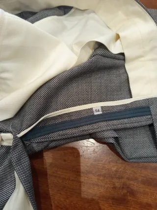 Traje gris dos piezas piquitos negro