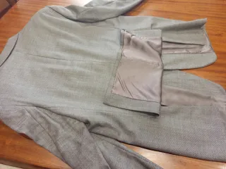 Traje gris dos piezas piquitos negro