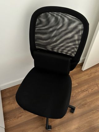 Silla de oficina ergonómica negra y cojín