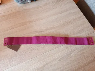 Cinturón elástico con pedrería burdeos