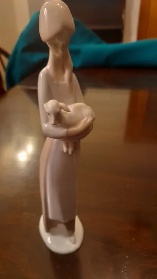 Figura Lladró Chica con Cordero