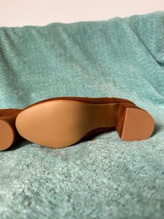 Botas de tacón con cordones y tachuelas