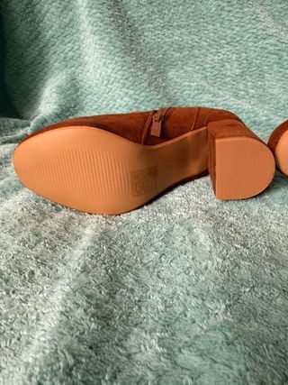 Botas de tacón con cordones y tachuelas