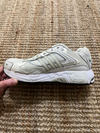 Zapatillas Adidas plateadas y blancas