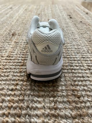 Zapatillas Adidas plateadas y blancas