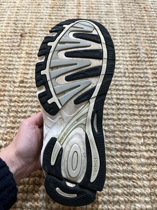 Zapatillas Adidas plateadas y blancas