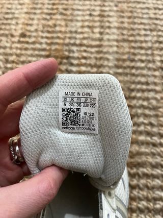 Zapatillas Adidas plateadas y blancas