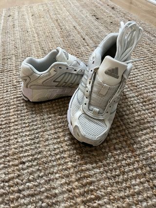 Zapatillas Adidas plateadas y blancas