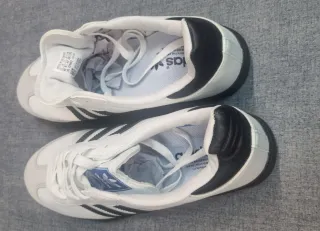 Zapatillas Blancas y negras, suela gris