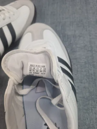 Zapatillas Blancas y negras, suela gris