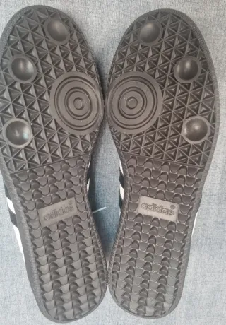 Zapatillas Blancas y negras, suela gris