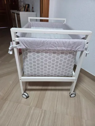 Minicuna bebé con ruedas