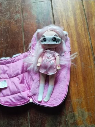 Muñeca pelo rosa con saco dormir y antifaz