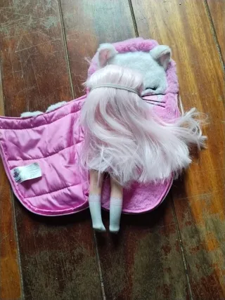 Muñeca pelo rosa con saco dormir y antifaz