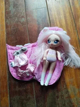Muñeca pelo rosa con saco dormir y antifaz
