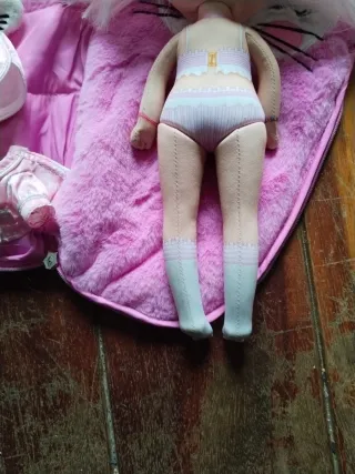 Muñeca pelo rosa con saco dormir y antifaz