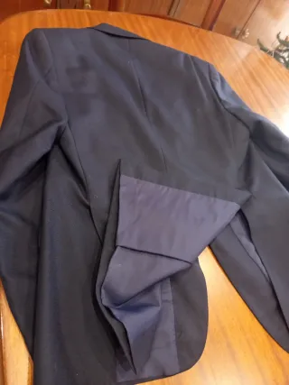 Traje de dos piezas azul y pantalón gris