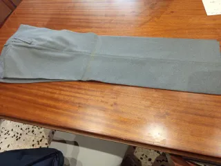 Traje de dos piezas azul y pantalón gris