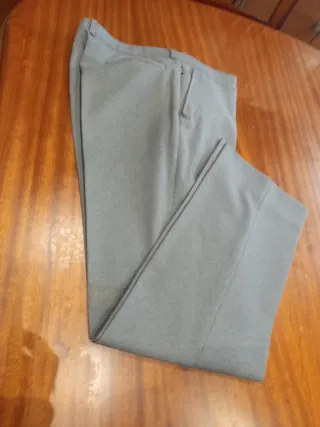 Traje de dos piezas azul y pantalón gris