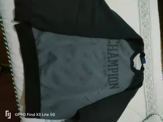 Sudadera gris y negra