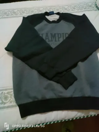 Sudadera gris y negra
