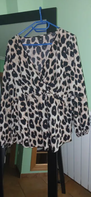 Blusa con estampado de leopardo