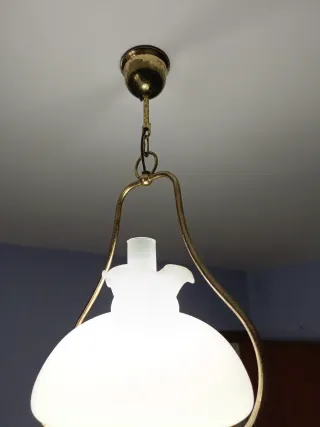 Lámpara de techo dorada y blanca