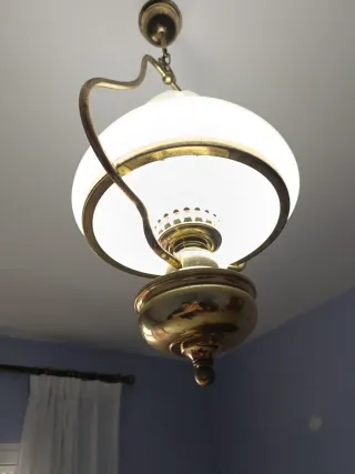 Lámpara de techo dorada y blanca