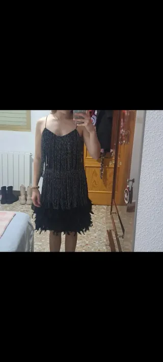 Vestido de fiesta flecos y plumas