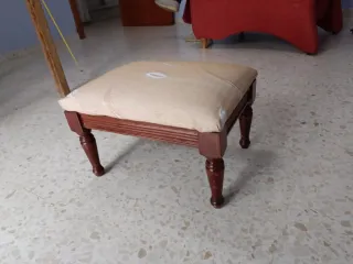 Reposapiés tapizado madera