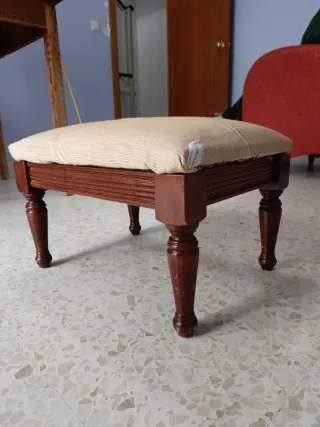 Reposapiés tapizado madera